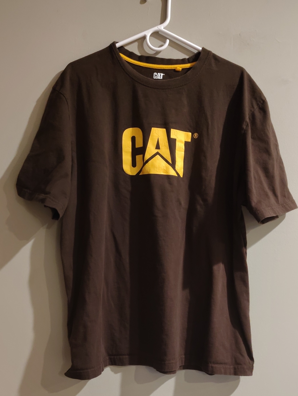 Caterpillar Mens XXlg Brown Short Sleeve T-shirt With Yellow CAT Logo